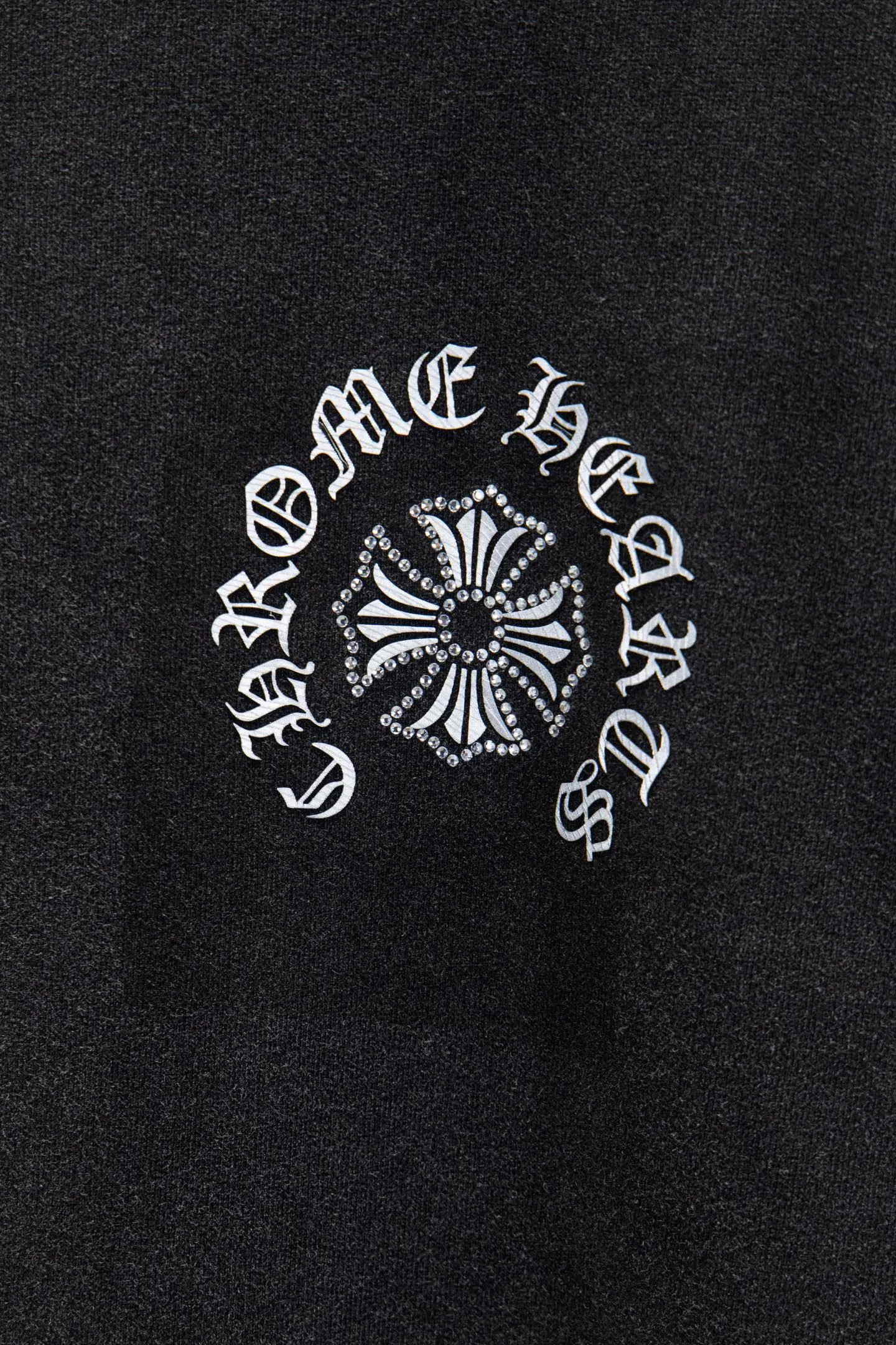 P290 🆕Chrome hearts new hot diamond silicone stir-fried color sweatshirt. The os version is really charming. The Chrome family is really unique. Every new season has the best version. It is very practical and can be worn casually. Nice✔️ - ⚠️100% cotton. Made of custom-dyed terry cotton sweatshirt surface, 420g double-ply double yarn, comfortable to the touch. Made from imported knitting needle carded cotton, the thickness is moderate, drapey and contoured, making the upper body comfortable! ! It is very tolerant to fat body types and can instantly lose five pounds after wearing it!  Specially ordered many Austrian hot diamonds, which have the bling bling effect of natural crystals under the light, with multi-faceted reflective points, and the production cost is extremely high. The laser molding includes a computer engraving machine and a laser machine, which are accurate in units of particles. Finally, it is hot and set at high temperature. After the hot ironing, the firmness needs to be tested repeatedly on the hot stamping. It can show colorful reflections under the light. The body of the garment is treated with reverse-bottomed silicone, hot-drilled and frayed elements, which greatly increases the interest of the garment and creates a unique visual effect.  Hem Loose closing Double-layer fabric Good closing effect Exquisite seaming Color: Washed black Reverse stir-fried gray Size: S-M-L-XL